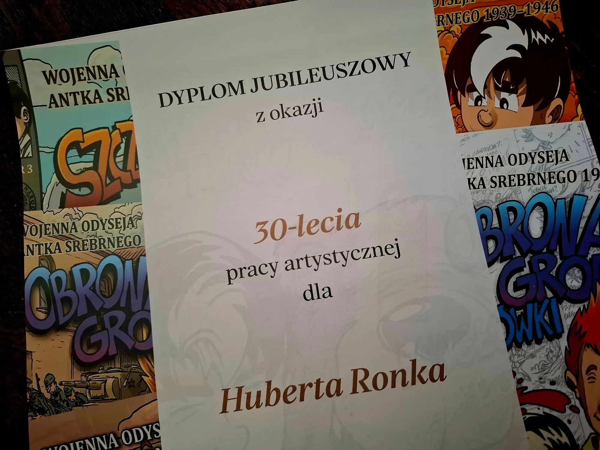 Hubert Ronek otrzymał z IPN dyplom z okazji 30-lecia pracy artystycznej